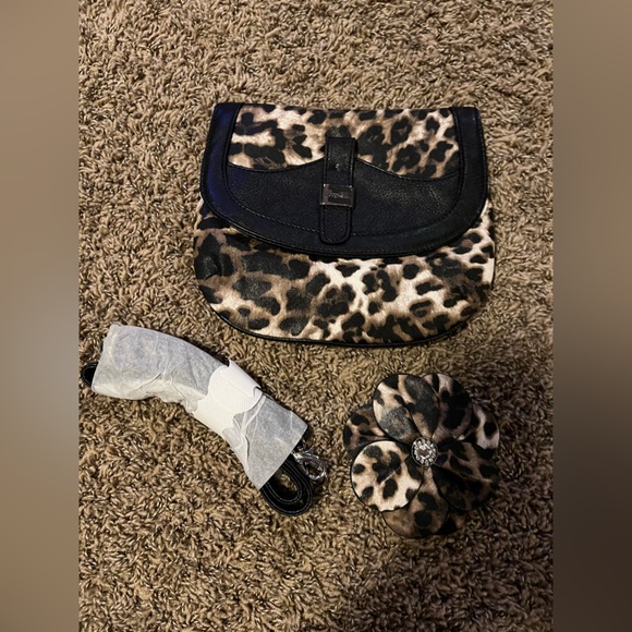 Grace Adele Animal Print Clutch with clip and optional strap - Picture 4 of 6